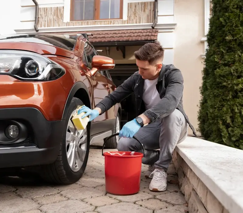 Lavage auto à domicile Saint-Sorlin-en-Bugey : professionnel intervenant sur un véhicule